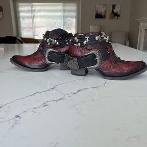 Freestyle size 11 boots. Style: saloon color:red croco leather. Barley worn